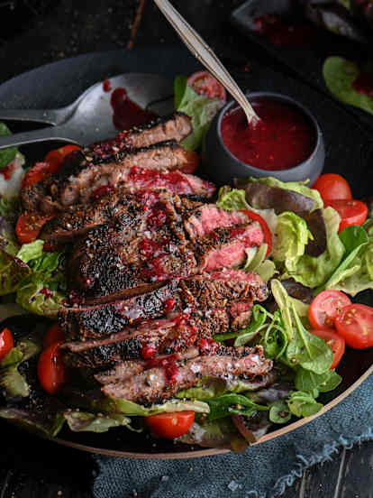 Filete marinado en café con salsa de frutos rojos y ensalada verde