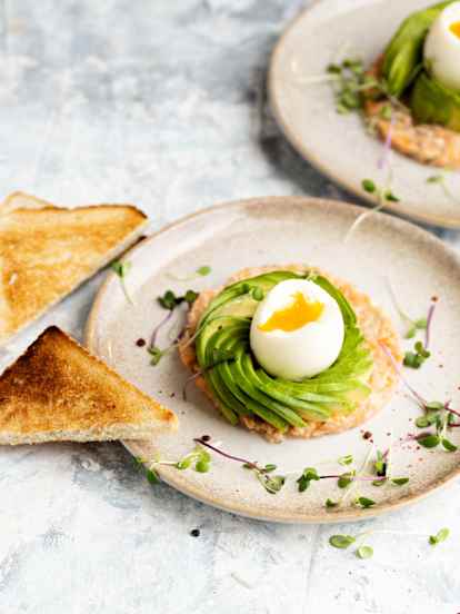 Avocado mit Ei und Lachstartar