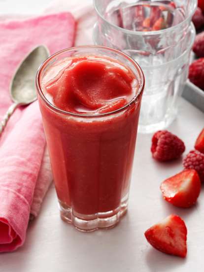Smoothie de frutos rojos, sandía y albahaca