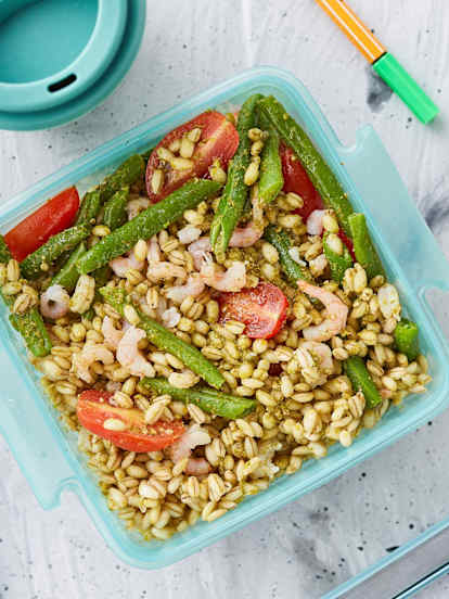 Insalata di orzo con pesto e gamberetti