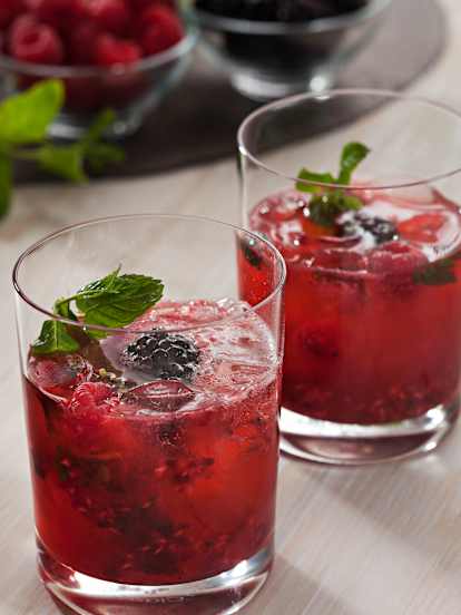 Vodka tonic de moras y fresas