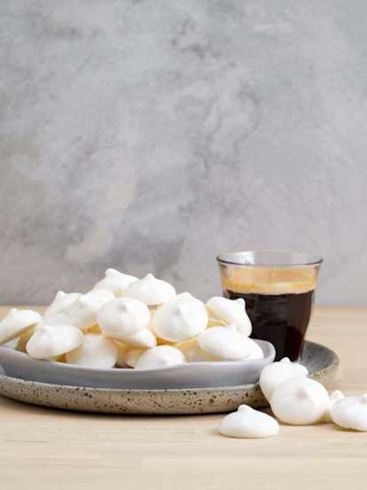 Aquafaba meringue kisses