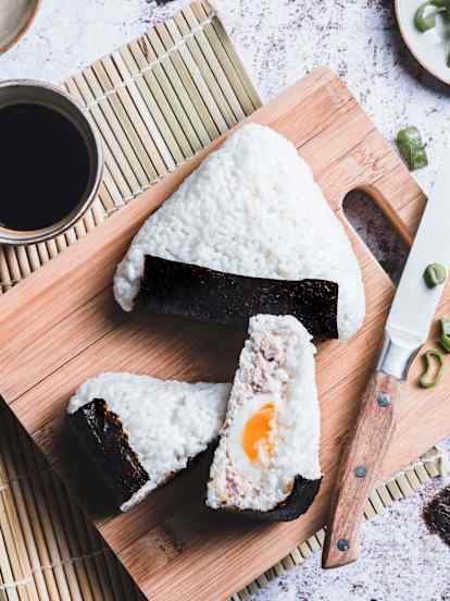 Onigiri au thon, œuf et fromage frais
