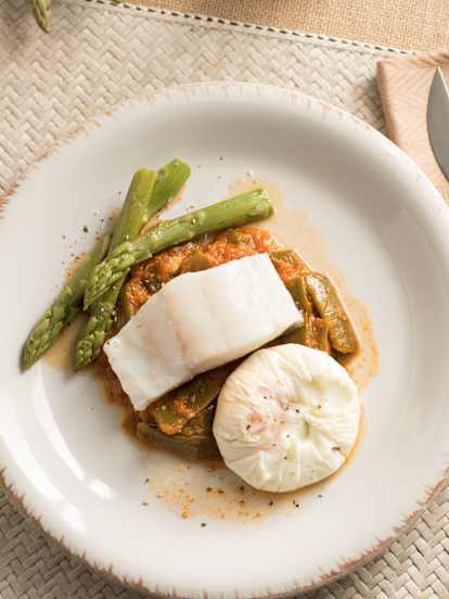 Bacalao al vapor con verduras y huevos poché