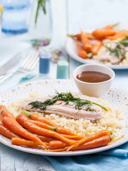 Pstrągi na parze z kaszą bulgur, młodą marchewką i sosem balsamicznym