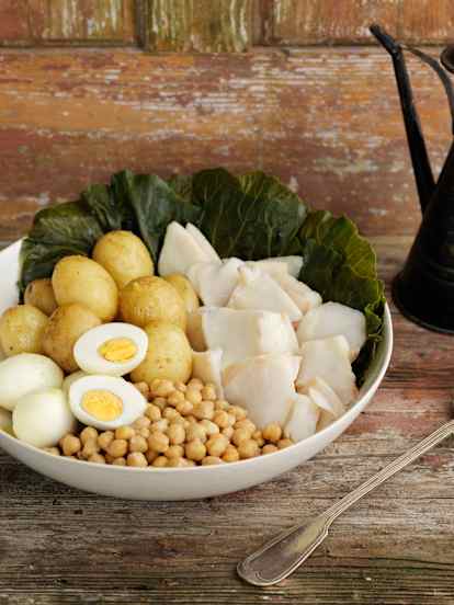 Bacalao con patatas, huevos, berzas y garbanzos