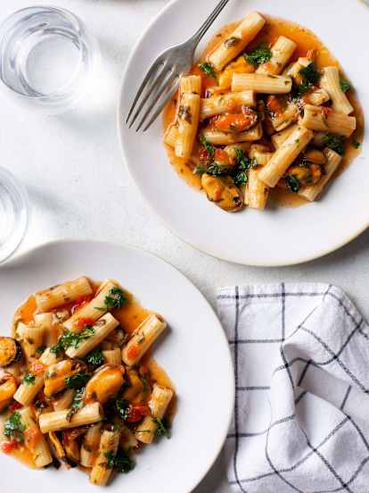 One-pot Tomato and Garlic Pasta with Mussels