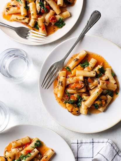 One-pot Tomaten-Knoblauch Pasta mit Muscheln