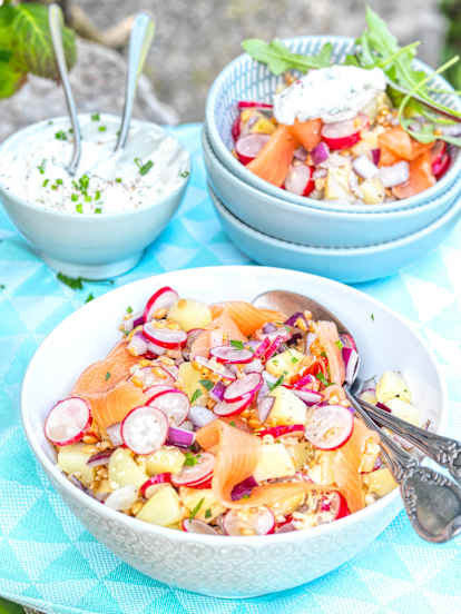 Salade de radis, petit épeautre et saumon fumé