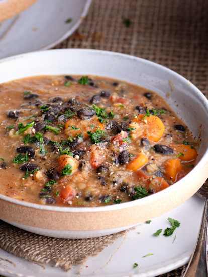 Guiso de lentejas y judías negras con tomate