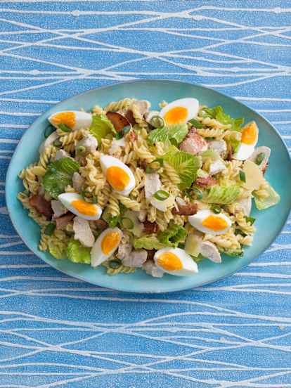 Μακαρονοσαλάτα με κοτόπουλο και ντρέσινγκ του Καίσαρα