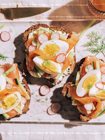 Tartine nordique à la truite fumée et aux crudités (Smørrebrød)