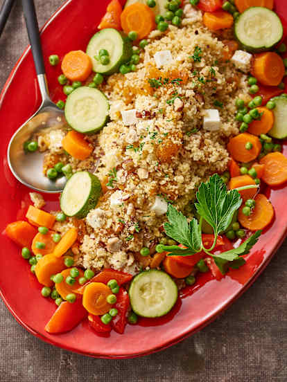 Cuscús con albaricoques, avellanas y queso feta con verduras