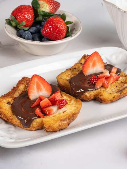 Torrijas con leche condensada y salsa de chocolate negro