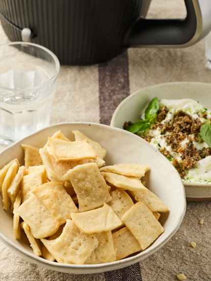 Parmezaan desem cracker met buratta dip