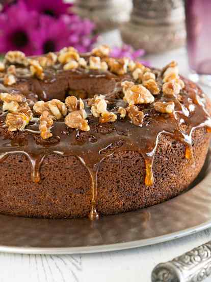 Σιροπιαστό κέικ με χουρμάδες και καρύδια