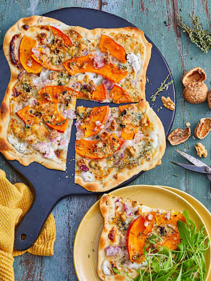 Flammekueche oignon rouge, potimarron et bleu