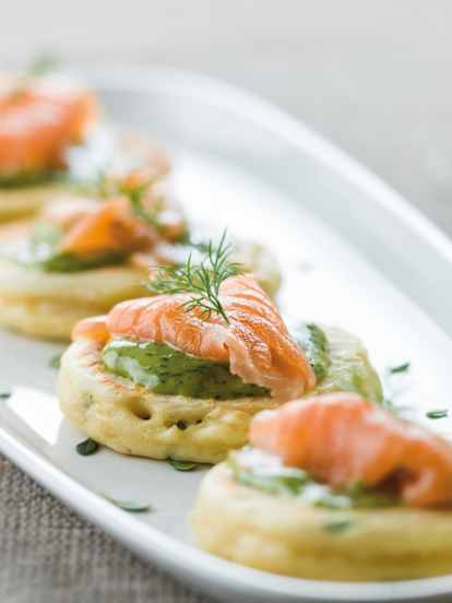 Blinis com tomilho limão e salmão marinado