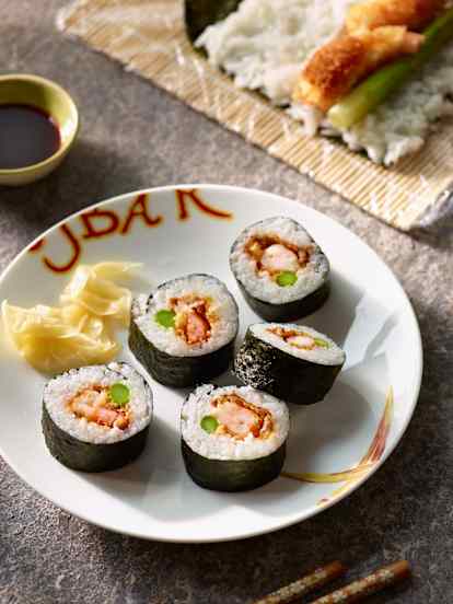 Sushi-Rolle mit warmen Knuspergambas