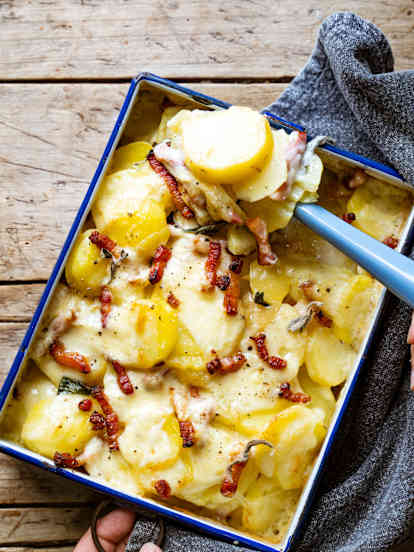 Truffade de pommes de terre au cantal, sauge et lardons fumés