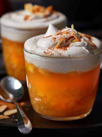 Bratapfelpunsch mit Vanille-Zimt-Sahne