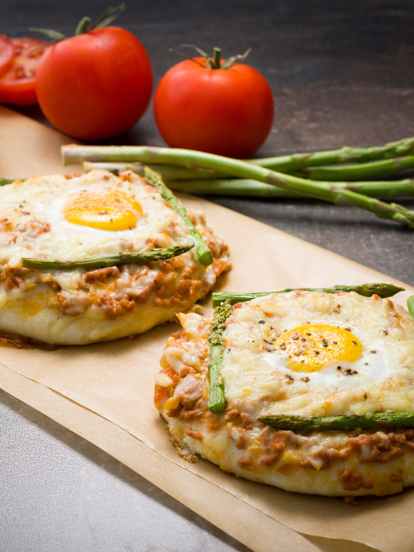 Pizzetas de carne con espárragos y huevo