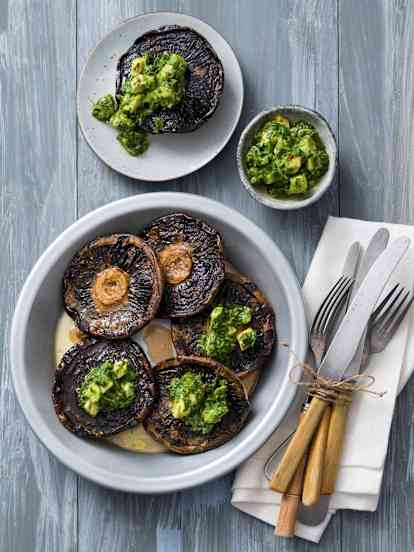 Grilled mushrooms with avocado and parsley dressing