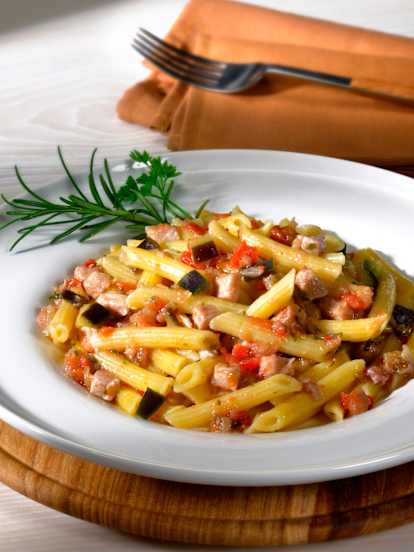 Macarrones con pez espada y berenjenas al romero