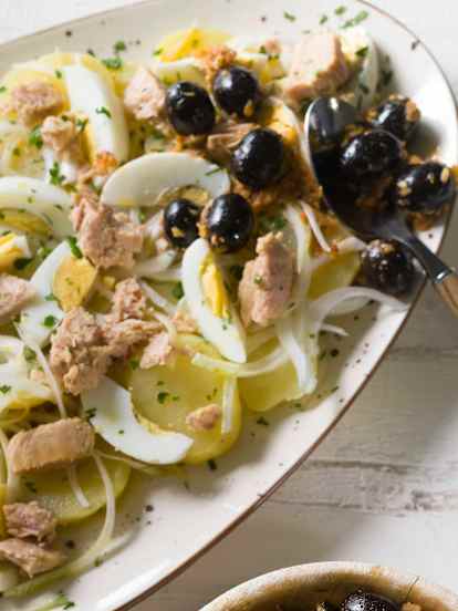Papas y aceitunas negras aliñás