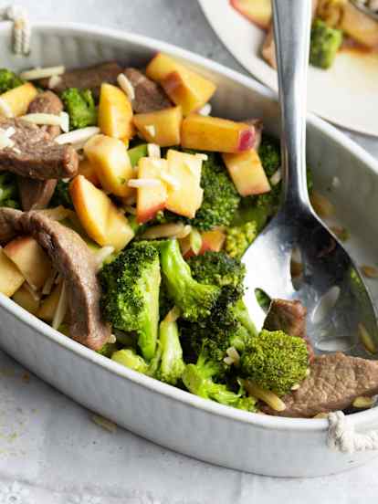 Broccoli-appelsalade met rundvlees