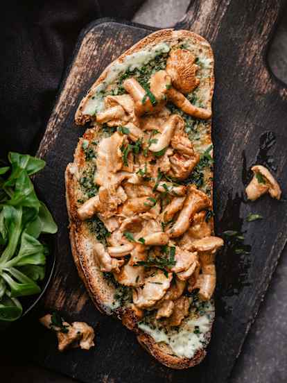 Bruschetta aux girolles et au beurre persillé à l'ail