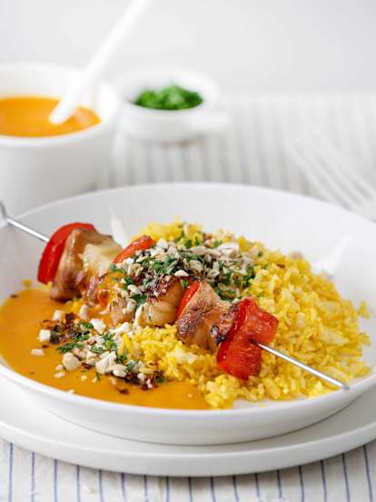 Kippenspiesjes met gele Rijst en romige Butternut-Wortelsaus