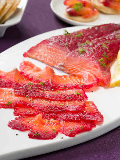 Łosoś marynowany w burakach (Gravlax)