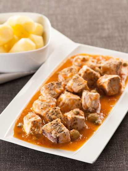 Bonito con salsa de tomate, alcaparras y aceitunas