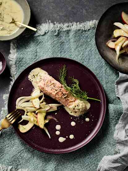 Salmone sottovuoto con insalata di finocchi e mele