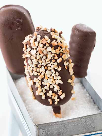 Gelado de baunilha com cobertura de chocolate