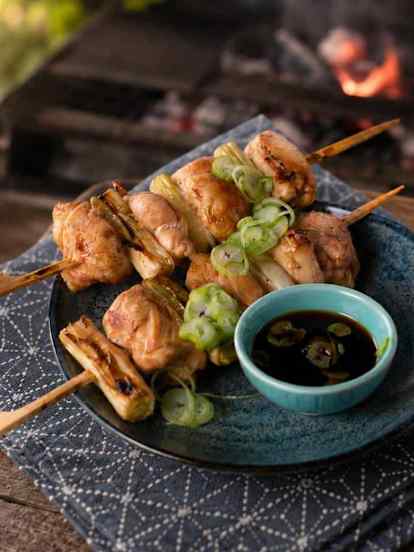 Brochettes de cuisses de poulet grillées (Yakitori)
