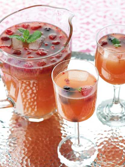 Sangria de vinho rosé com frutos silvestres