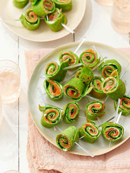 Roulés de crêpes vertes, saumon et épinards