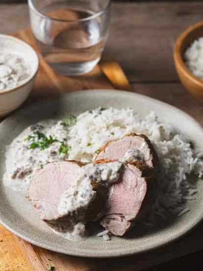 Lombinho de porco com molho de cogumelos e arroz