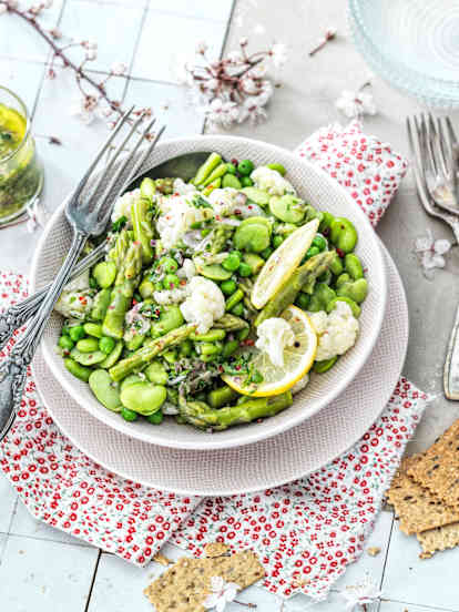 Salade aux légumes de printemps