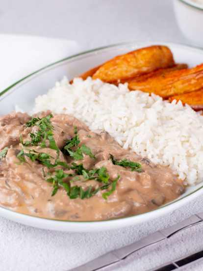 Estrogonofe de carne com batatas