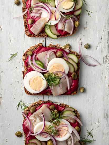 Kanapki z burakiem i marynowanym śledziem (Smørrebrød)