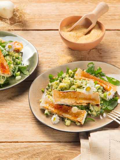 Kohlrabi-Apfel-Rohkost mit Löwenzahn und karamellisiertem Ziegenkäse