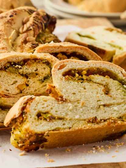 Gevlochten zuurdesembrood met basilicumpesto en mediterrane pistache garnituur
