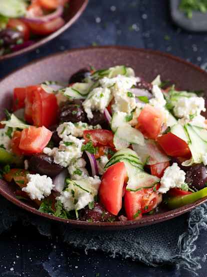 Ensalada de verduras con queso feta y aceituna negra