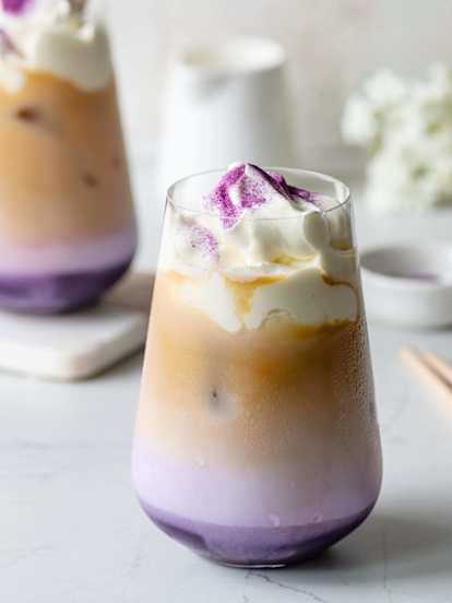 Mrożona kawa z ube (Iced ube caffe latte)