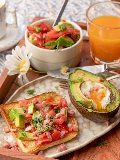 Œufs de caille et avocat au four avec écrasé de tomates et d'avocat