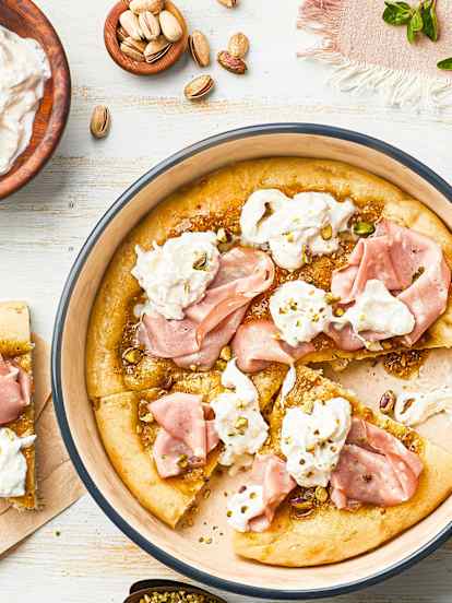 Pizza met pistache pesto, stracciatella kaas en mortadella