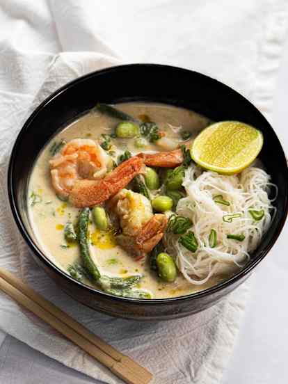 Sopa thai de curry e camarão